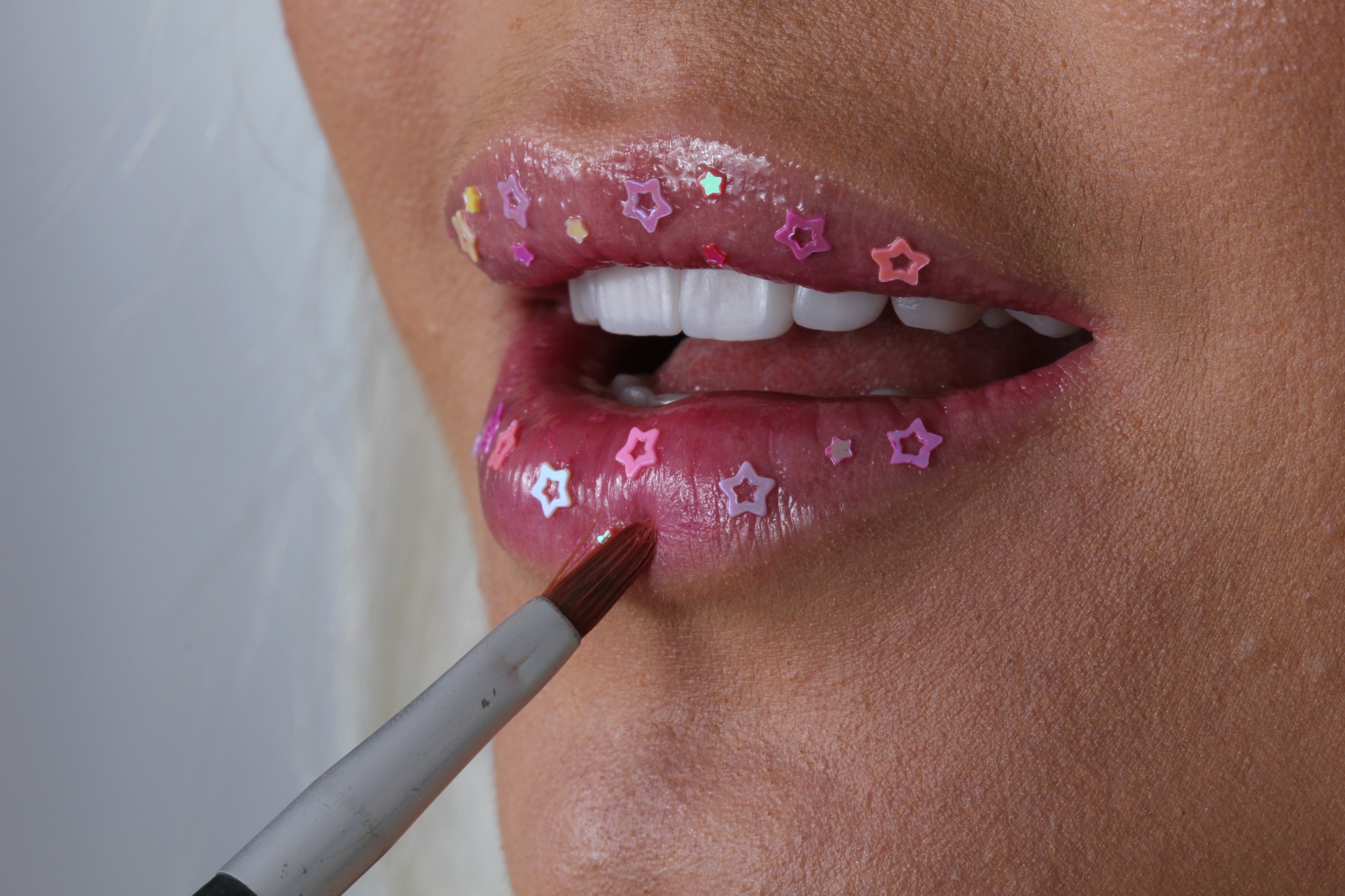 Paciente durante avaliação estética para tratamento com facetas dentárias em consultório odontológico em Botelhos-MG.