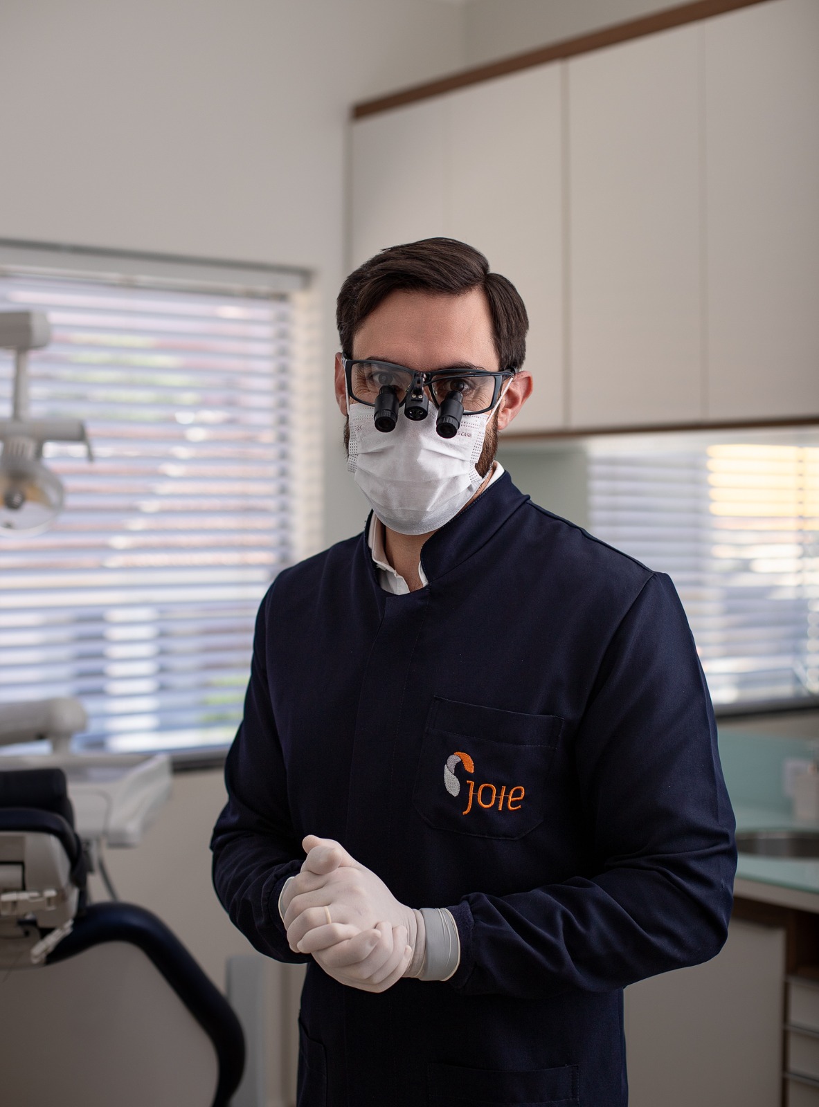 Dr José Othoniel, cirurgião dentista, realizando tratamento de canal em Botelhos-MG.